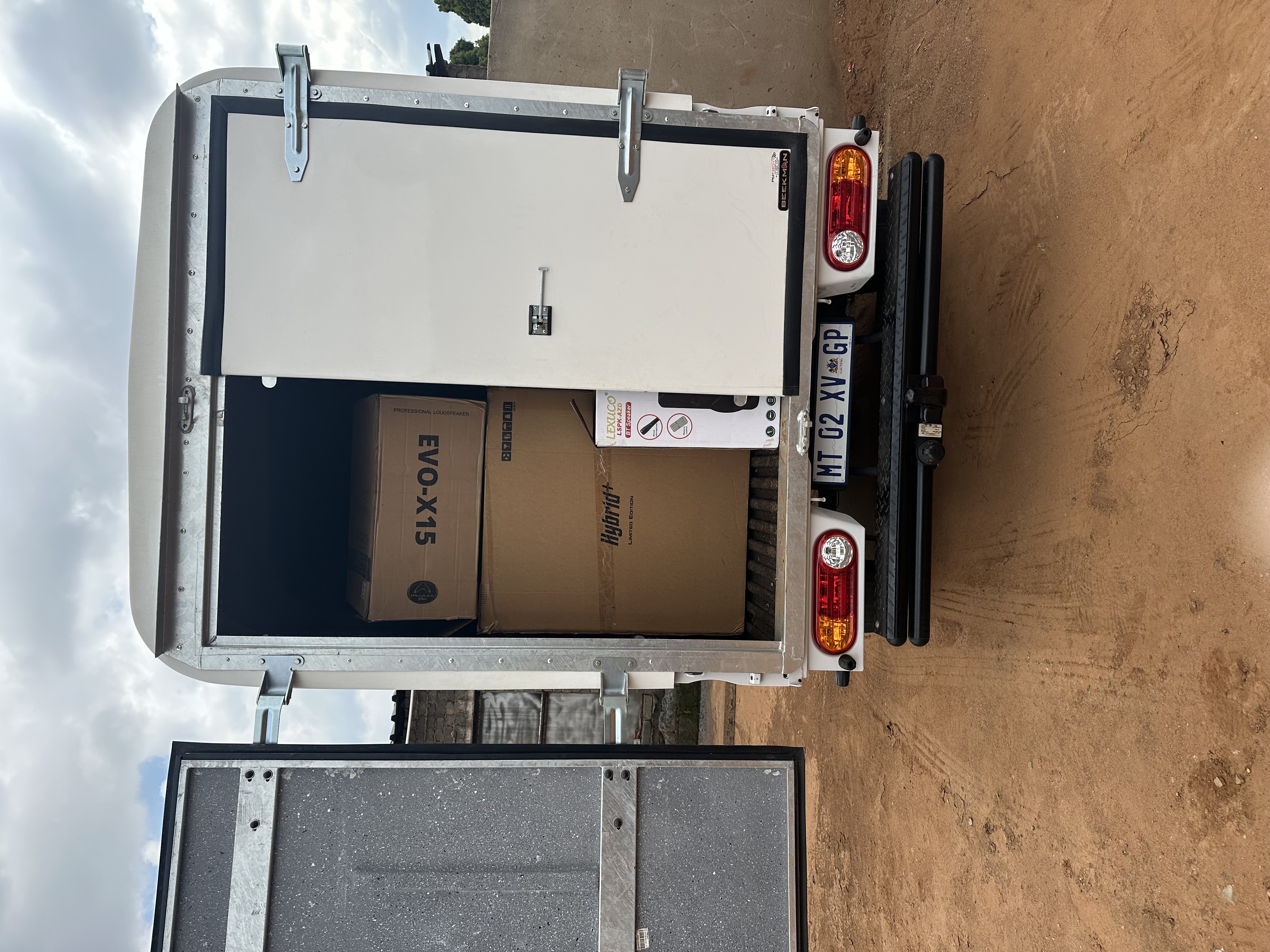 1 - 4 ton truck for hire in Themba South Africa, Gauteng