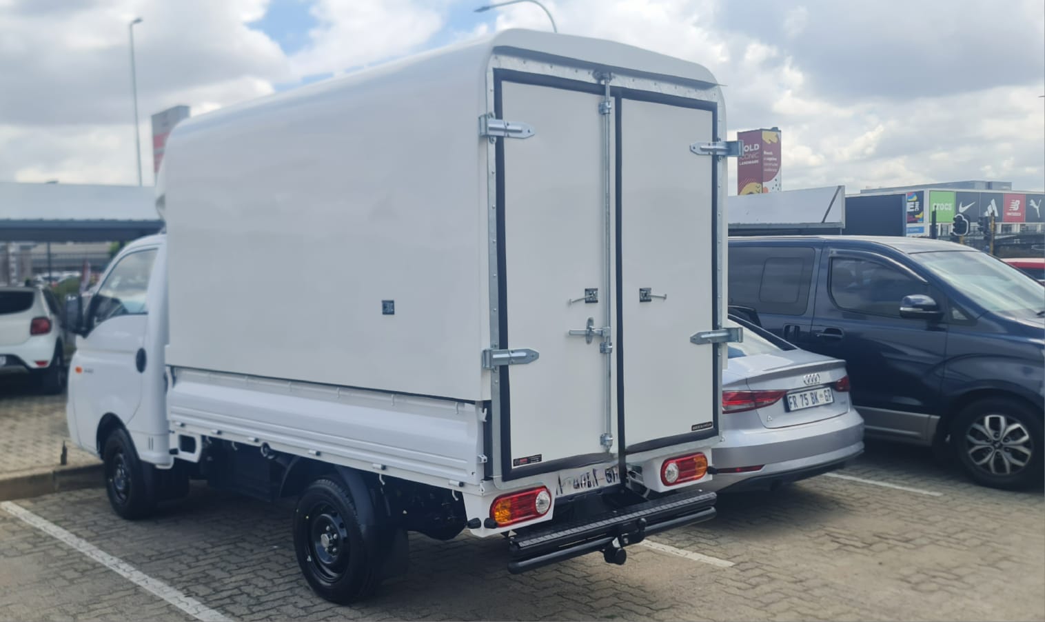 Small truck, Closed body for hire in Dorman Chimhamhiwa South Africa, Gauteng