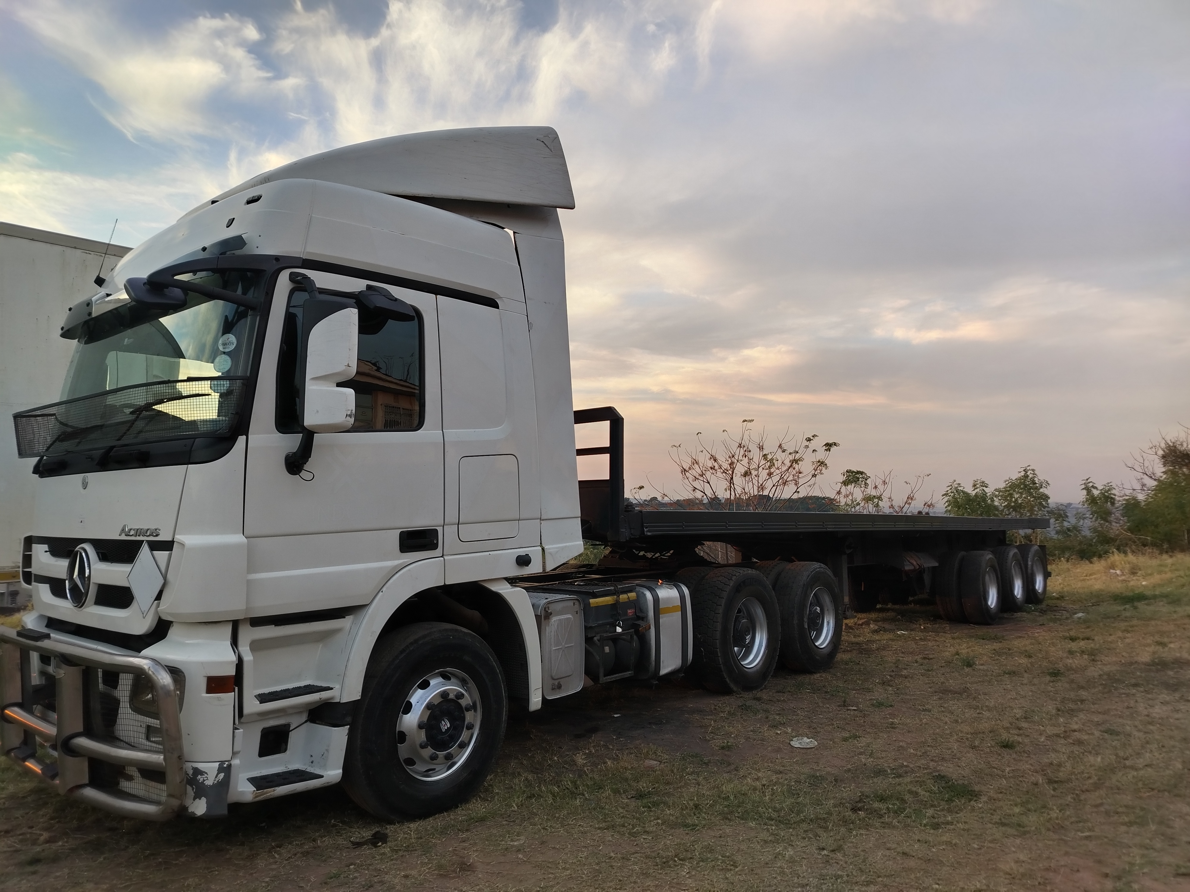 Triaxles Flatdeck for hire in Dhivesh Gounden South Africa, KwaZulu-Natal