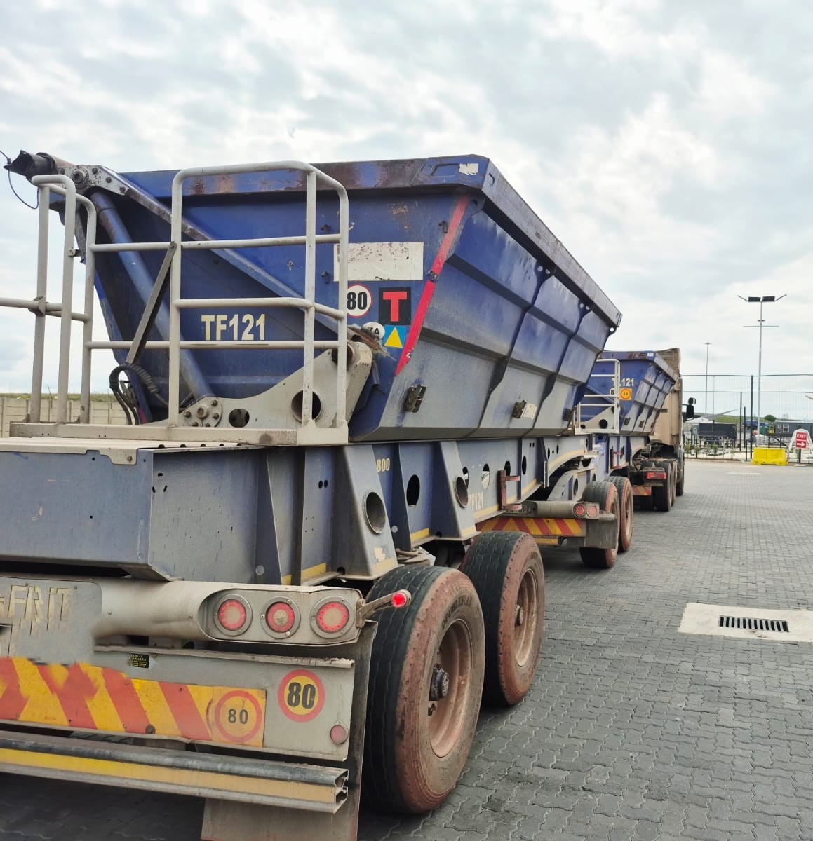 Superlink Sidetipper for hire in Telly South Africa, Gauteng