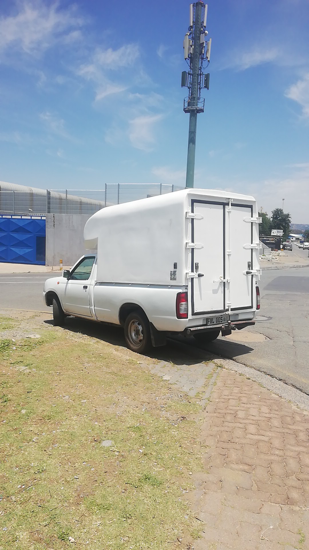 Hire Bakkie with driver for hire near me in , --------------- - 0 - 1 ton truck rental