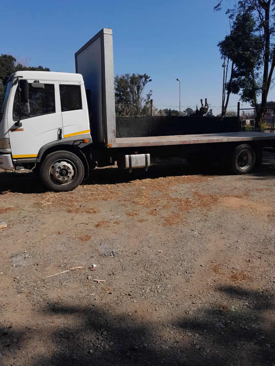 5 - 8 ton truck for hire in Johannesburg,Rossetenville,Soweto,Benoni,brakpan Gauteng